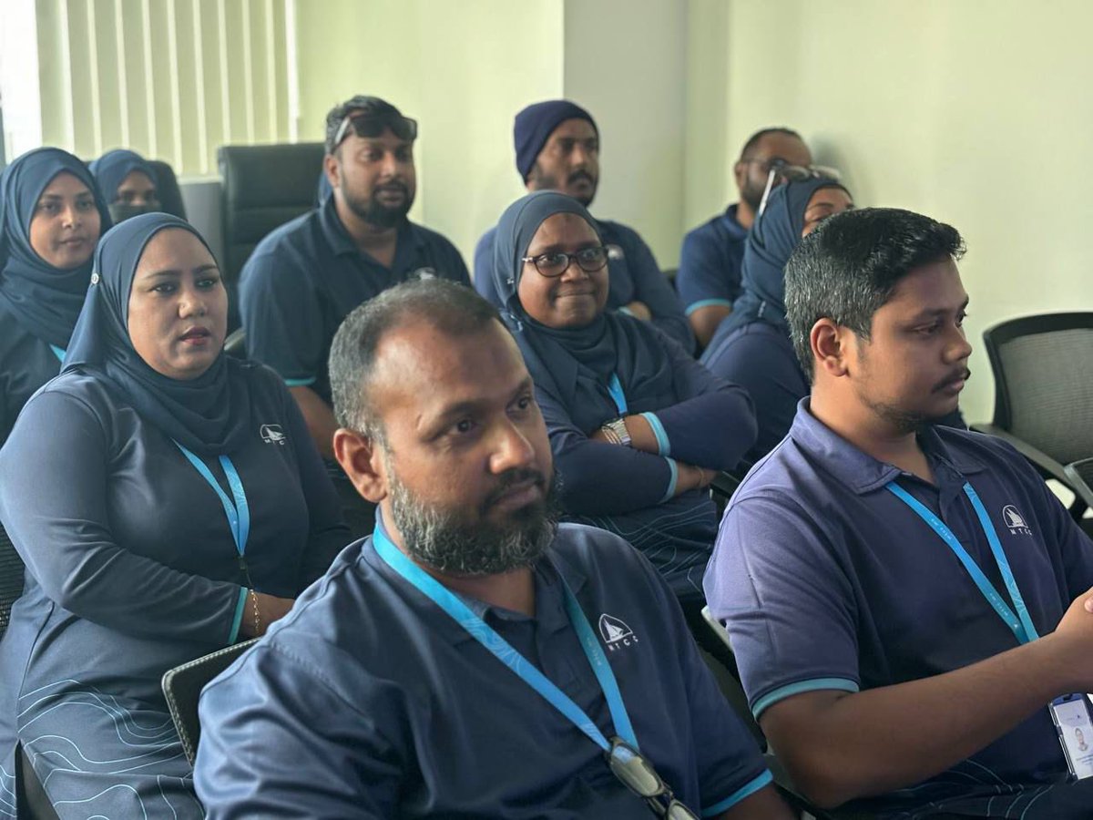 TrafficPoliceMv's tweet photo. އެމް.ޓީ.ސީ.ސީ ގައި މަސައްކަތް ކުރައްވާ މުވައްޒަފުންނަށް  ހާއްސަކޮށް ކުރިއަށް ގެންދިޔަ މަގުމަތީގެ ސަލާމަތާ ރައްކާތެރިކަމާ ގުޅޭ ޝެޝަނުގެ ތެރެއިން…މި ޝެޝަނުގައި ޖުމްލަ 33 މުވައްޒަފުން ބައިވެރިވެފައިވޭ… 
ރައްކާ2024 https://t.co/Je0gd7iFdY