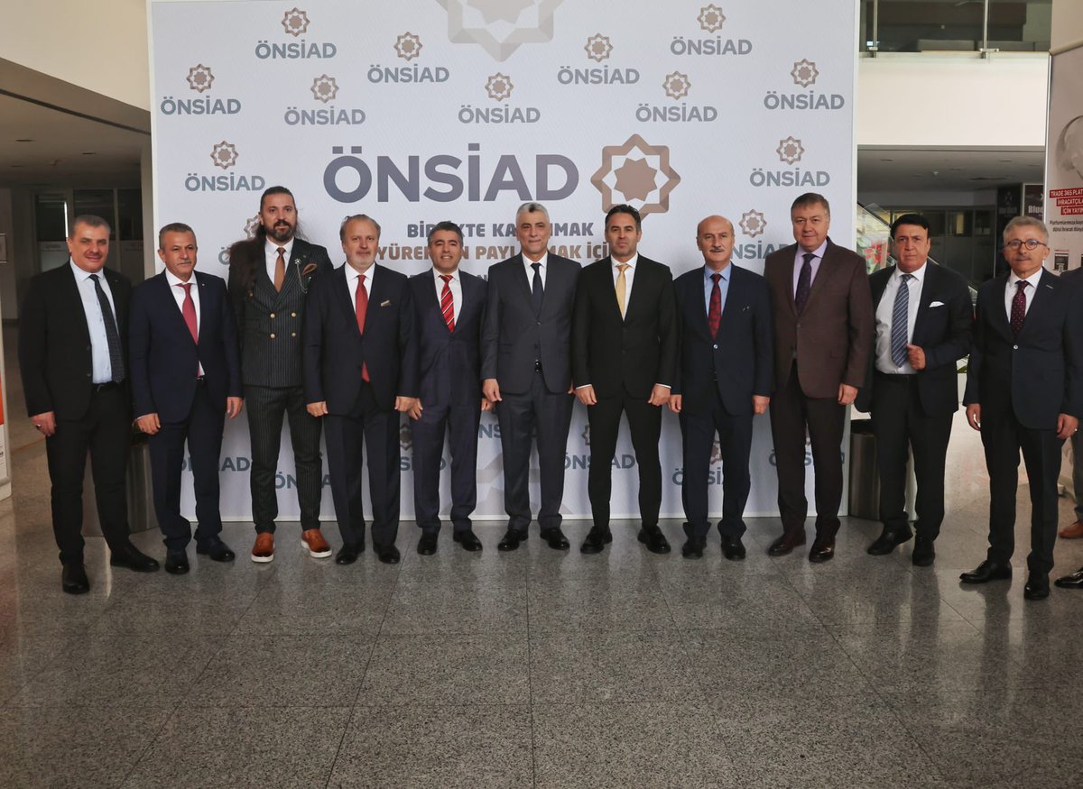 omerbolatTR's tweet photo. Bugün İstanbul’da Önder Sanayici ve İş Adamları Derneği’nin (ÖNSİAD) 5. Genel Kurulu’na katılarak, ülkemizin üretim, ihracat ve istihdam ekosistemine önemli katkılar sağlayan iş dünyamızın temsilcileri ile bir araya geldik.

Ticaret Bakanlığı olarak, adil, şeffaf, rekabetçi ve sürdürülebilirliği esas alan bir sistem için çalışırken, iş dünyamızla yakından çalışmaya, ahilik ve lonca geleneğimizin ilkelerinin her alanda işlevsel olmasına büyük bir önem veriyoruz. 

Bu doğrultuda, Cumhurbaşkanımız Sayın Recep Tayyip Erdoğan’ın liderliğinde iş dünyamız ve ilgili kurumlarımızla el ele vererek ülkemizi küresel arenada daha rekabetçi hale getirmek için çalışmaya devam ediyoruz. 

Türkiye’nin GSYH’sının 9 kat artarak ilk kez 1 trilyon dolar eşiğini aşması, güçlü ekonomik büyümesini sürdürmesi, dış ticaret açığını giderek azaltması ve küresel ticaretteki payını artırması bu çalışmanın bir sonucudur. Elde ettiğimiz bu başarıda tüm sektörlerimizde faaliyet gösteren iş dünyamızın ve onun bir parçası olan ÖNSİAD’ın önemli katkıları bulunmaktadır.

Bu duygu ve düşüncülerle ÖNSİAD 5. Genel Kurulunun hayırlara vesile olmasını temenni ediyor, Yönetim Kurulu üyelerini ve mensuplarını tebrik ediyorum.

@onsiad