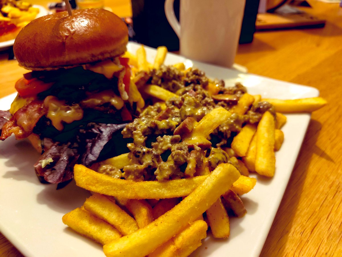 StacksTrier's tweet photo. Ihr habt bock auf den absoluten Geschmackscolorado 🎢🤓👀

Dann kommt nach Trier ins #Stacks und bestellt den:
 
PaddePadde meets Sirius with sucuk fries 🐈‍⬛🍔🥓🍳🐈‍⬛🍟🌭

🧨🤯💥💥💥 https://t.co/BcUzCmKCVt