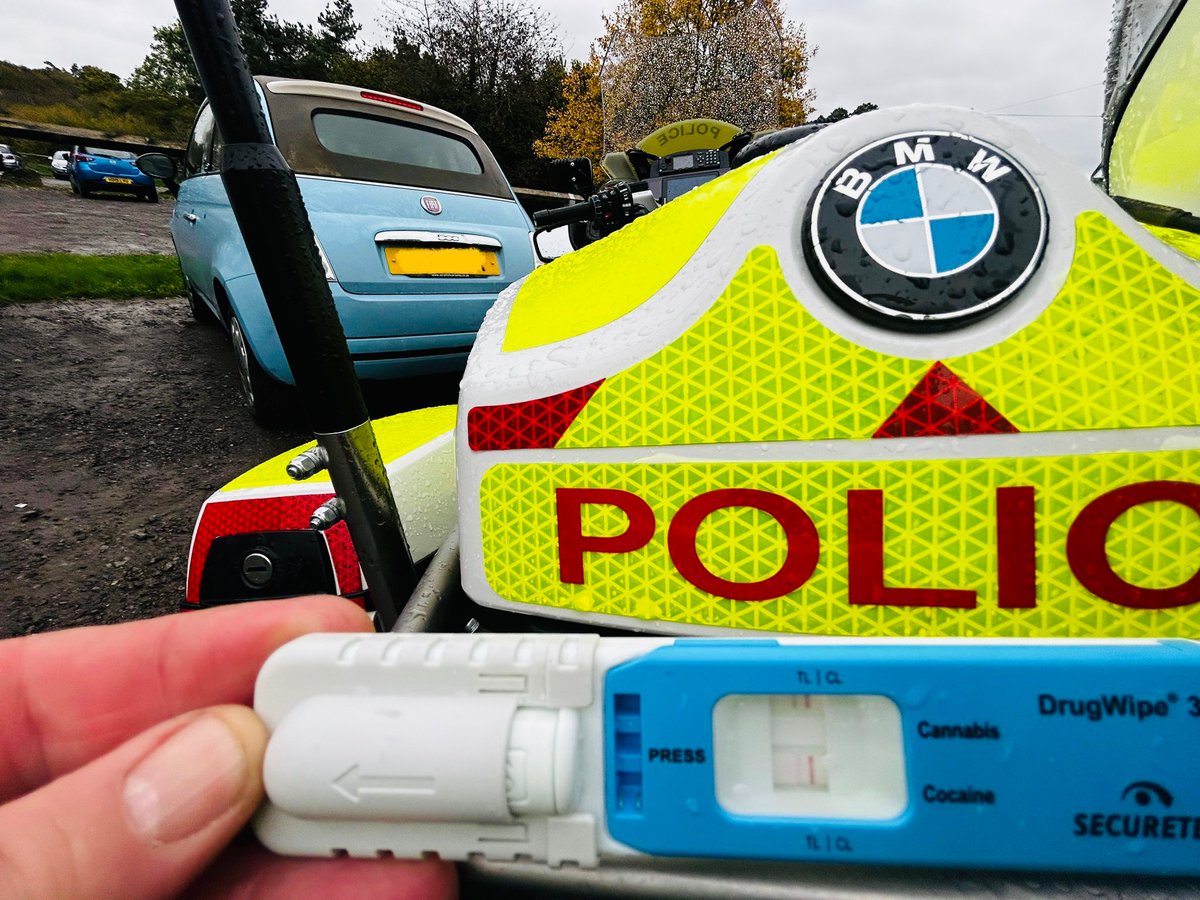 WiltsSpecOps's tweet photo. Whilst we appreciate the bike is pretty nice itβs not worth taking your attention off the road to check out the stickers with a big stare.
This driver was sadly arrested for drug driving after a failure on the roadside test Once stopped.
#ItsRudeToStare
#Fatal5
#SharpScratch https://t.co/GRW0I3FgLD