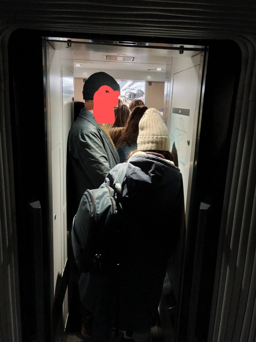 sjmg82's tweet photo. @GWRHelp a delayed, overcrowded train from Reading to Paddington. Again. We experience this every, single, time. How is this acceptable service? Where are the extra carriages to add capacity to this overpriced journey that consistently sees demand outweigh availability of seats? https://t.co/EbgX5RYma4