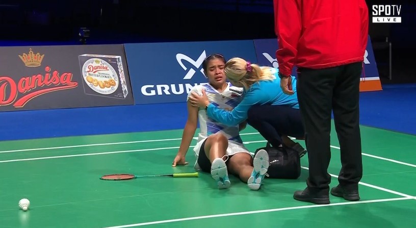 ainurohman's tweet photo. Interval Game 2 

Gregoria merasakan kesakitan di pinggangnya. Dia sampai menangis. Coach Herli terus memberikan semprotan pereda rasa sakit. "Grego yang putuskan terus atau enggak," kata Coach Herli. 

Tetapi kesakitan itu begitu menyiksa, sudah tidak tertahankan. Gregoria memutuskan mundur dari pertandingan dlm kondisi 12-12 di game 2. 

LEKAS BANGKIT, GREGORIA!