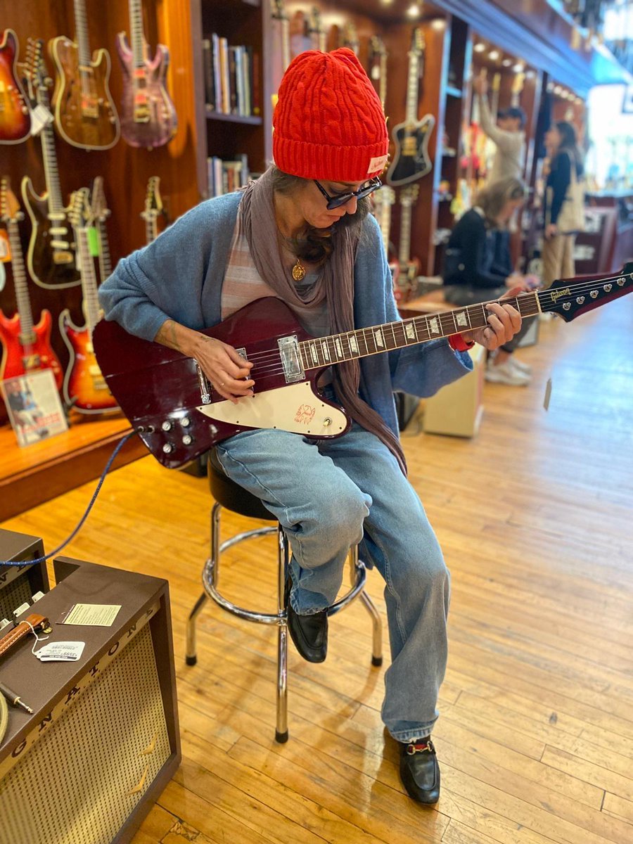 VEGAOFICIAL's tweet photo. En una de mis últimas visitas a Nueva York, encontré en una tienda de segunda mano esta guitarra. La bauticé como JEN KIRA, en honor a los dos personajes de la película que consiguen restaurar el orden social y mundial del planeta juntando las partes del cristal oscuro quebrado. https://t.co/MobTmR1F5A