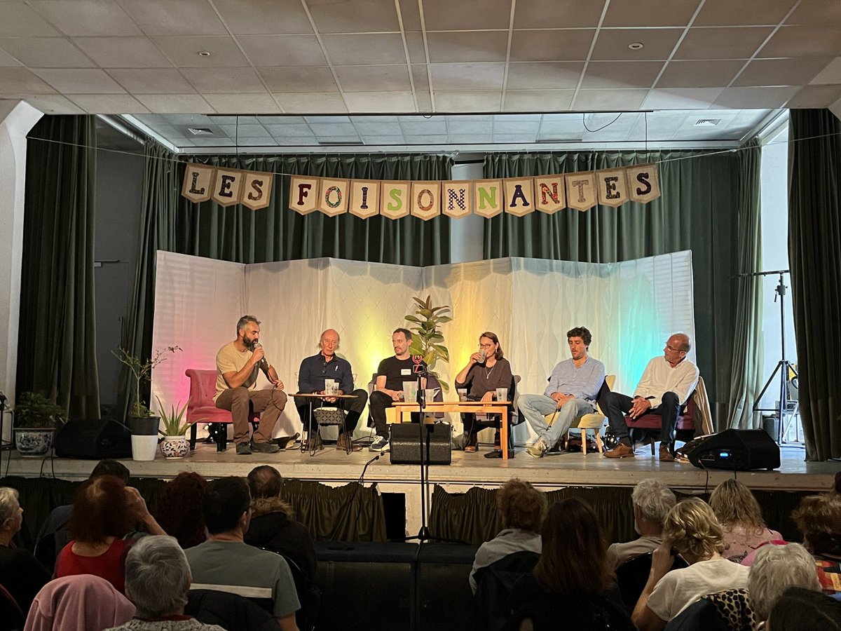 Philippe2244's tweet photo. Retour sur un festival exceptionnel !

Le colloque du week-end dernier organisé à Sisteron par l’association « Les Foisonnantes » a été une fois de plus un succès, grâce au public qui a rempli la salle le dimanche, sans se laisser intimider par l’acharnement d’une violence inouïe de médias sous perfusion comme Libération ou BFM, pour le faire fuir ou annuler en relayant de fausses informations qui diabolisent ses conférenciers invités.

On connait les implants psychiques utilisés pour transformer en épouvantails les personnes que le public ne doit pas approcher : conspirationniste, extrémiste de droite, antisémite, raciste, homophobe, confusionniste, antivax, etc. Les organisatrices des Foisonnantes peuvent être fières d’avoir réussi à faire ignorer par un large public, encore une fois, ces clôtures érigées par des médias sous contrôle, et je suis moi-même fier de les avoir pour amies, ainsi que les invités concernés.

Les auteurs de ces clôtures les confectionnent à l’aide de matériaux tels que le dénigrement, la désinformation, le mensonge, la diabolisation et la déformation de faits ou de propos, dans le but de disqualifier les relations qu’ils ne veulent pas que vous ayez ou les milieux qu’il ne veulent pas que vous fréquentiez. Pourtant, lorsque vous connaissez nos conférenciers dits sulfureux, vous vous apercevez qu’ils sont pleins d’esprit, remplis d’humanité et dotés d’une intelligence très supérieure à la moyenne. Alors s’ils deviennent dangereux lorsqu’ils s’expriment devant un large public, la question est de savoir pour qui, ou plutôt pour quels commanditaires ?

Il n’est plus difficile aujourd’hui de l’entrevoir, bien que ces commanditaires se cachent derrière des activistes masqués ou anonymes. Malgré le fait qu’ils soient au service d’une médiocratie ayant du pouvoir, ils représentent son autodestruction. Il existe en effet de multiples raisons de rester optimiste que j’ai citées dans mes conférences et dans mon livre sur le « grand virage de l’humanité ». Nous assistons à un véritable suicide des pouvoirs médiatiques, politiques et financiers responsables des fléaux que le mondialisme a engendrés. Derrière tout cela, nous avons une idéologie inhumaine issue d’un matérialisme en fin de course, obnubilée par la volonté de contrôler la pensée des peuples pour maintenir son objectif décadent.

C’est donc une double réussite pour « Les Foisonnantes » que d’avoir à la fois conquis le public et fait péter les câbles des auteurs de ces parcs à bétail médiatiques. Leurs clôtures n’ont plus aucune consistance et il suffit de marcher dessus pour les traverser, comme je le fais presque chaque jour en randonnée. Les franchir est même anoblissant, puisqu’être qualifié de complotiste devient un gage de lucidité, d’antisémite un gage de pacifisme, d’homophobe un gage d’attachement aux valeurs familiales, d’extrême droite un gage d’attachement à la souveraineté et au libre arbitre, et ainsi de suite…

Le monde marchant sur la tête en inversant avec les mots toutes les valeurs humaines, les épouvantails d’aujourd’hui deviendront ainsi les héros de demain. Il ne nous reste plus qu’à aimer et remercier ces activistes, parce que leur remue-ménage nous aide à devenir plus forts, en nous permettant de constater que les graines du nouveau monde ont bel et bien déjà été plantées, et dévoilent de petites pousses qui épouvantent les mauvaises herbes qui les entourent.

https://t.co/xOsVxBn1Dw