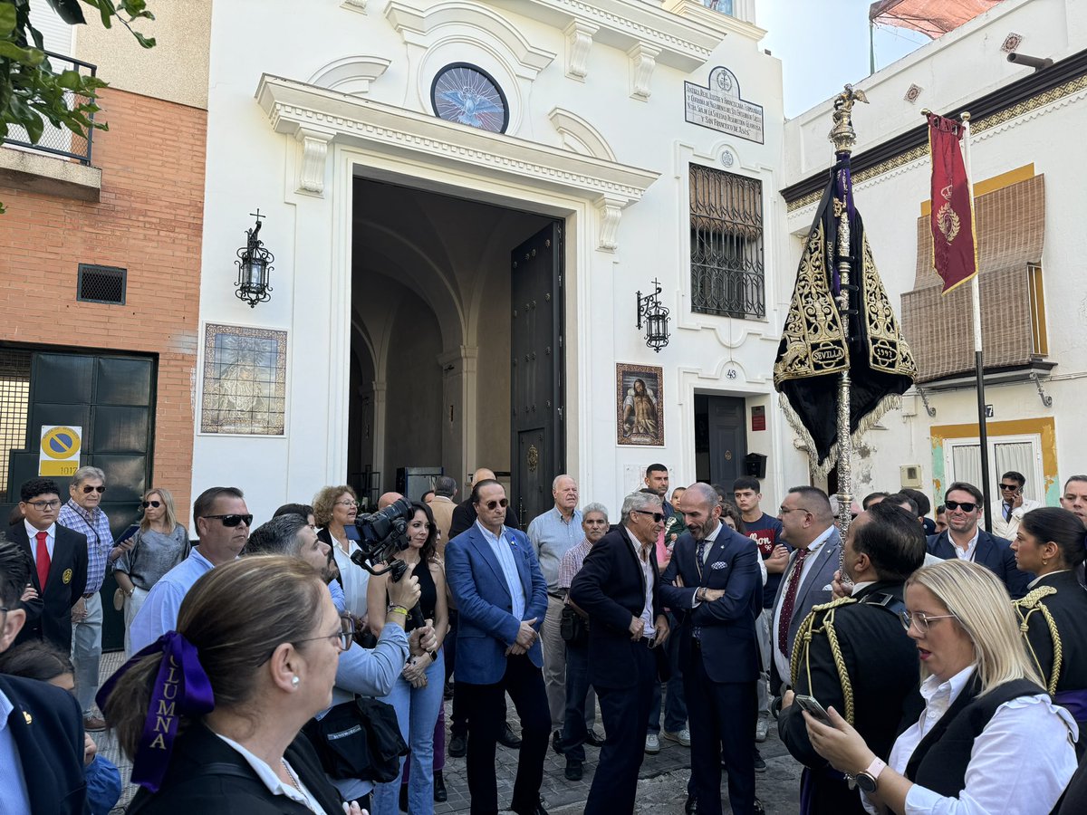 hdadjesusalgaba's tweet photo. El pasacalles de @SagradaColumna , llega a la querida hermandad @SoledadLaAlgaba
#suenacolumnayazotes
#JesusLaAlgaba #Madruga #MisionJesusLaAlgaba
#JesusdelosAbrazosInfinito
#DamadeAzul
#MujerVestidadeSol https://t.co/ugxAqfmkmd