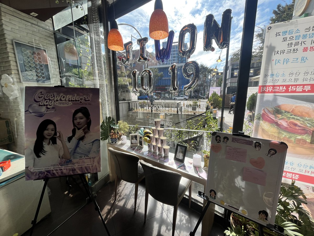#김지원 #kimjiwon #GEEWONderful_Day 
10시에 딱 맞춰 도착했었던 제이스커피나인!
너무 예쁘게 꾸며져있었어요:) 지원배우님으로 가득찬 공간 너무 행복했습니다아🍀