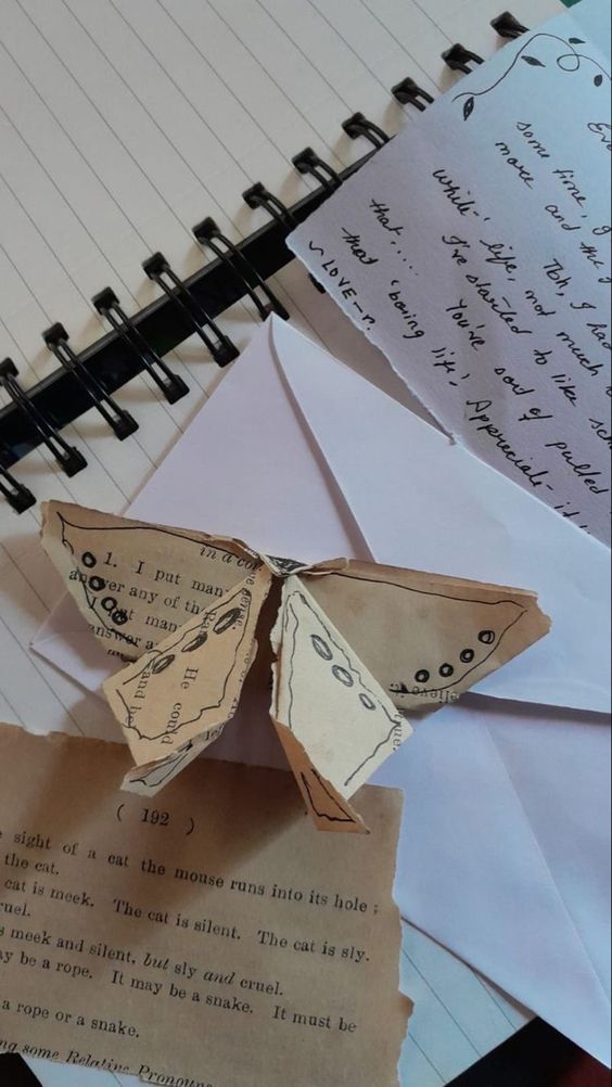 DokiMad's tweet photo. de su agrado. En cuanto tuvo un momento se escabulló con rapidez en su consulta y dejó el paquete envuelto en viejos papeles de periódico, junto a una mariposa de papel y una nota.— @sullyve_ https://t.co/L61sqCuQe7