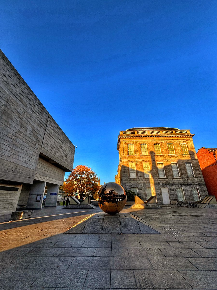 WelshLib_Dublin's tweet image. Autumn morning in Dublin. #dublin #trinitycollegelibrary #bolandlibrary