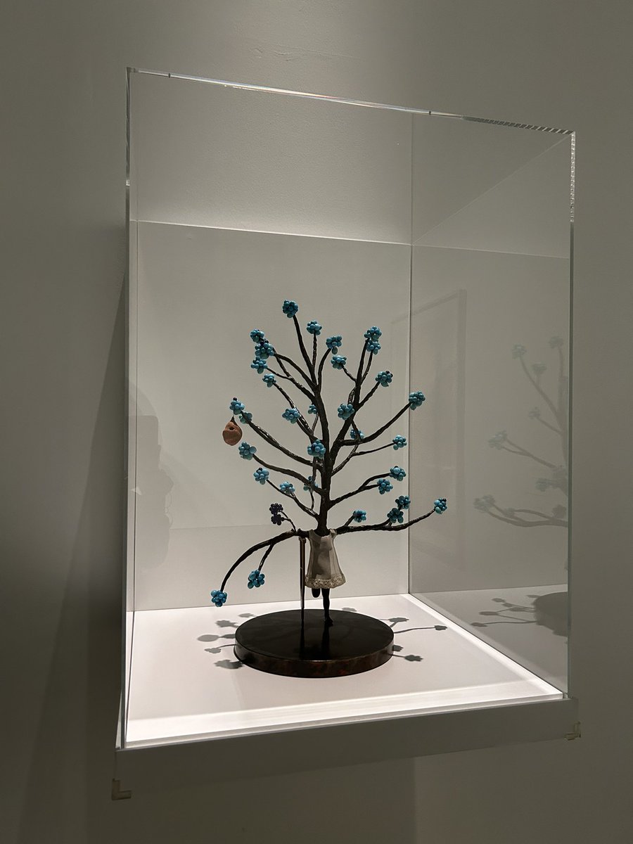 「〈トピアリー〉という作品は、たとえ私たちにハンディキャップがあっても、何とかして生きて、立ち上がって、成長して、美しくあろう、という決意があることを意味しています。
私たちは皆、生き残るための松葉杖が必要なので
す」