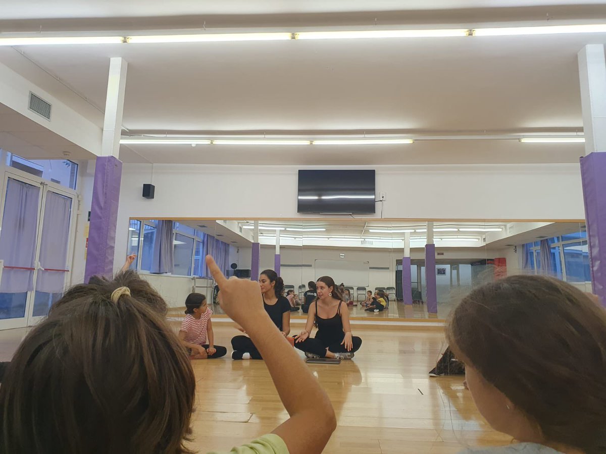 esbartciutatcom's tweet photo. Aquest divendres a l’ #escoladedansa hem conegut en JULI DILUVI ☀️⛅️🌤️🌦️🌥️
Els #esbarts han contractat un home del temps que ens avisa de quines danses podem #ballar a cada estació!
Ens ha dit que no ens abriguem gaire, que fer el ball de la castanya en màniga curta! 🌰🌰🌰 https://t.co/IbQvSuyfL3