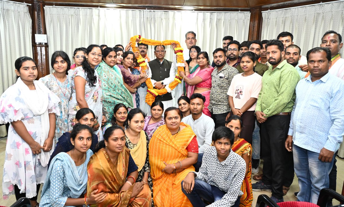 आज निवास कार्यालय में दिवंगत शिक्षक पंचायत संवर्ग संघ के सभी सदस्यों से आत्मीय मुलाकात हुई।

पूर्ववर्ती कांग्रेस सरकार ने संघ के इन सदस्यों को अनुकंपा नियुक्ति के लिए तरसाया, जिसके कारण इन्होंने अपने अधिकारों के लिए 300 से अधिक दिनों तक संघर्ष किया, लेकिन आज इन सदस्यों के चेहरे