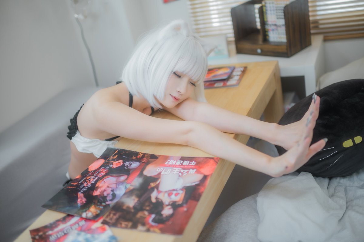 ✨️海報競標✨️
‘’
喵…為什麼書要放在桌子上 哼看我推下去！
主人為什麼這麼生氣咪🥺💔
                                                           ”
／
這次AGA03我跟啦啦的會場海報目前競標中哦🤩🤩🤩
雖然會場是黑貓 但是這次寫真的白色貓咪也很可愛吧🥳 
海報這張特別挑出來的沒有收入在寫真裡面🐱🤍
僅有一張哦 總之不買買買嘛🫨🫨🫨🫶

網址下收