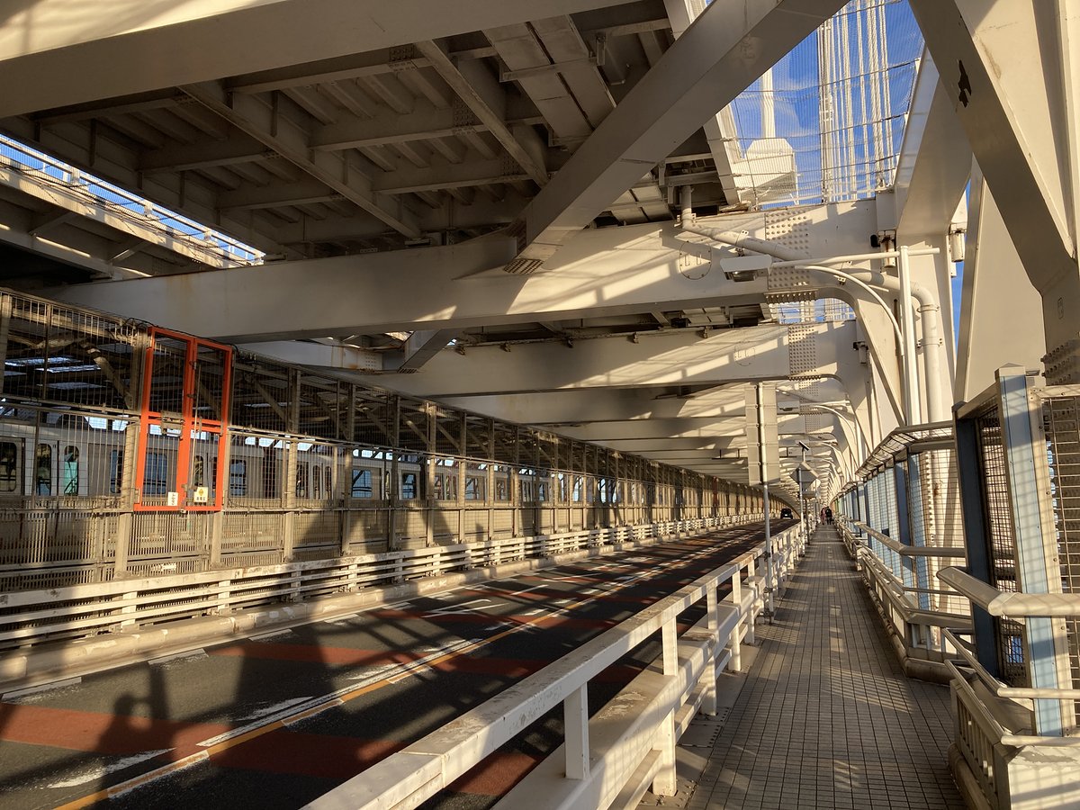 mk_background's tweet image. 初めてレインボーブリッジ遊歩道歩いたのがちょうど1年前🚶(写真はその時の)
明日銀座のギャラリー行くついでにまた遊歩道歩いてこようと思います!いい天気になりますように✨