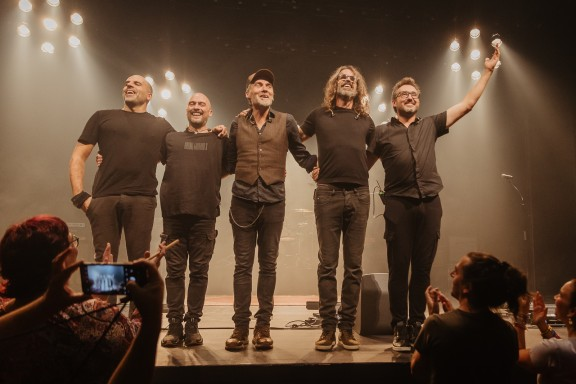 enderrock's tweet photo. L'adeu i 'A reviure' dels @gossosgrup emociona al @Kursaalmanresa, on ahir es van acomiadar dels seus seguidors, que com gotes d'aigua els enyoraran...
Ens ho explica @annahg99. 👇
https://t.co/tTCkVFO09B
📸Txus Garcia https://t.co/djREBNHHNt