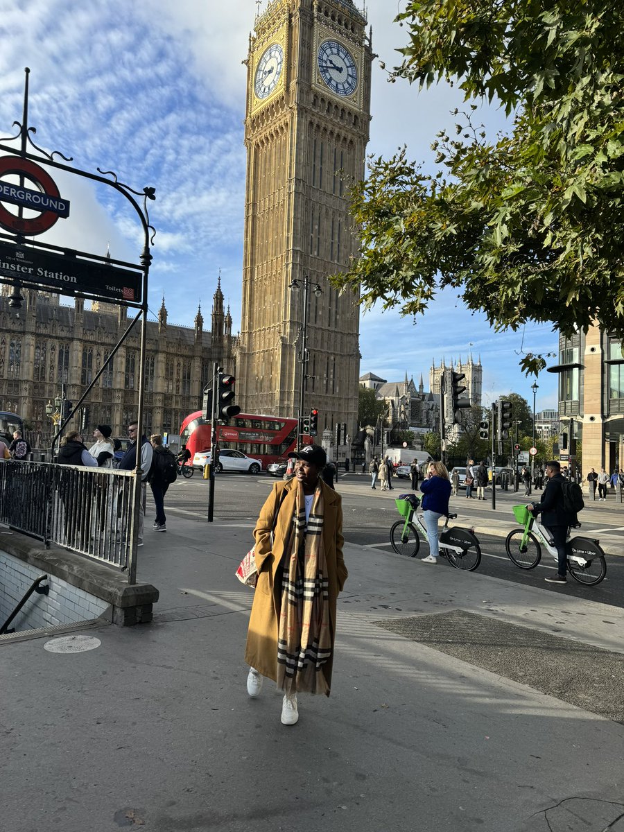 Shikoh88's tweet photo. Meanwhile in London ,Happy Black History Month #reclaimingnarratives #BlackHistoryMonth https://t.co/4pUCH1FF04