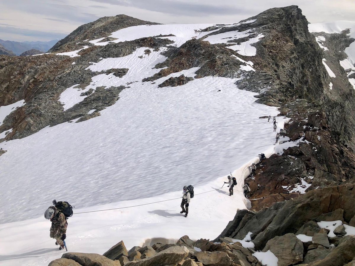 511eRTofficiel's tweet image. Du 02 au 20 septembre, c'était la rentrée pour 16 aspirants montagnards du régiment et ils ont obtenu, en Savoie, le brevet d'alpinisme militaire.
#BrigadeLOG #511eRT  #régimentdebourgogne #passetoujours  #CALT #Bourgogne #armeezne