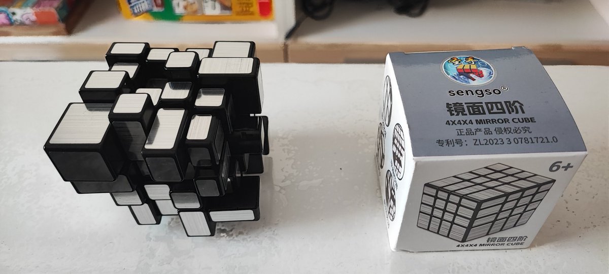 CUBOLOCURA's tweet photo. Tengo uno que siempre tendrá un hueco importante en la colección, pero que los saquen en masa y baratos me da la vida.
Este es para disfrutar, no para cuidarlo. https://t.co/2unXUYsnX7