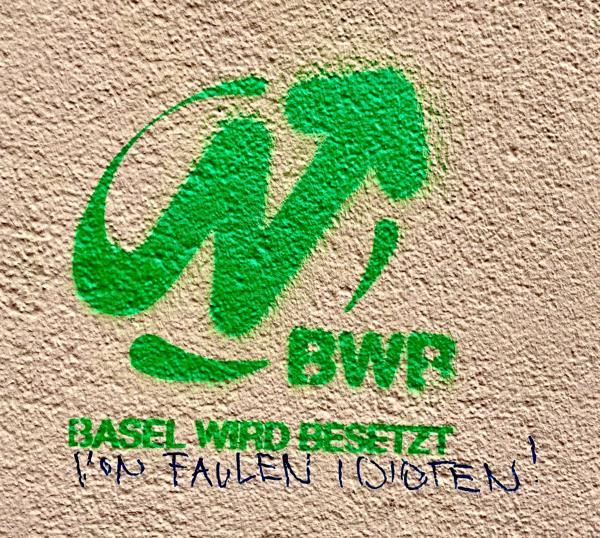 Dialog via Hauswand!
-„Basel wird besetzt“
-„von faulen Idioten“
-…