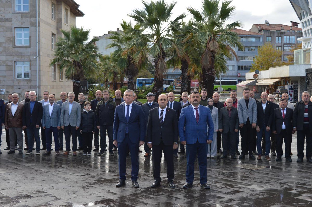 TCAkcakocaKymkm's tweet photo. Kaymakamımız Sayın Mustafa CAN, 19 Ekim Muhtarlar günü münasebetiyle, Hükümet konağı önünde düzenlenen Muhtarlar Günü Çelenk sunum programına katılarak, halkımız için 7 gün 24 saat çalışan Muhtarlarımızın gününü kutladı. https://t.co/dibIZJDHX3