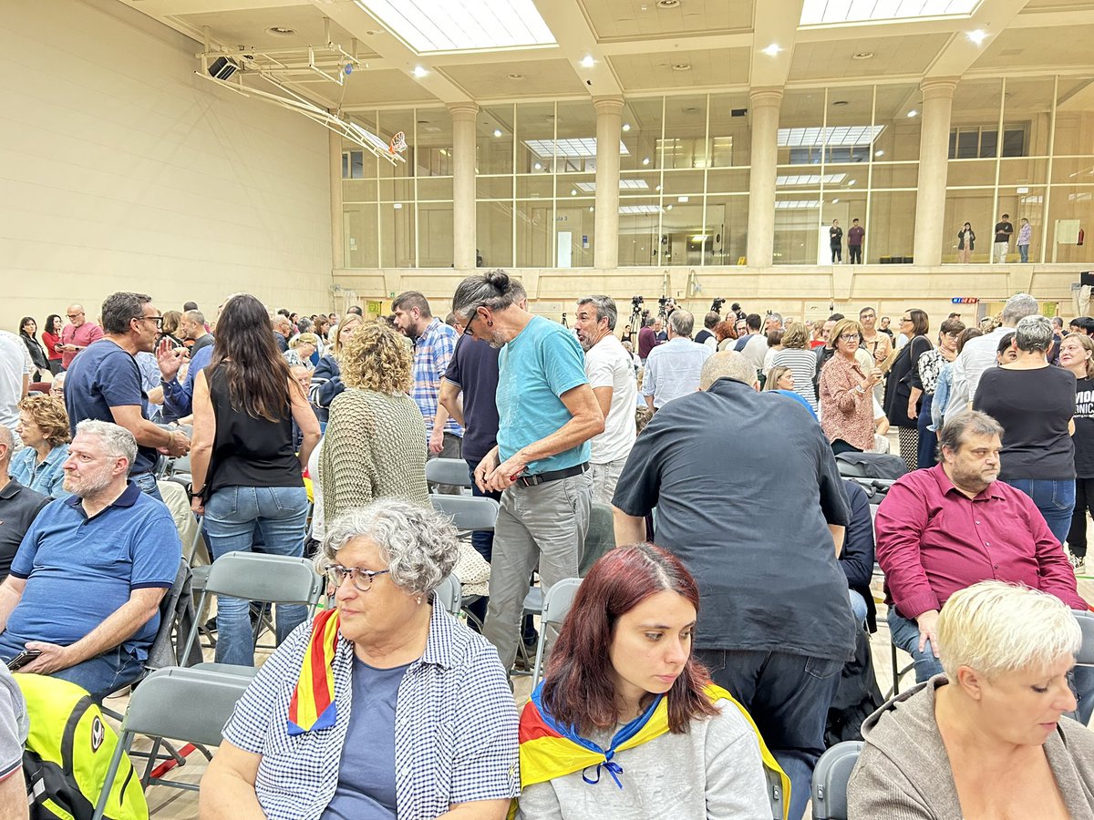 joanqueralt0000's tweet photo. Ple a vessar l'Auditori de l'INEFC, a Montjuïc. 
#NovaEsquerraNacional mostra la seva empenta perquè engresca i genera confiança. A un pas de canviar les coses amb la fermesa del principis fundacionals d'@Esquerra_ERC
🔴🔴Endavant t@ts junt/e/s!!!🔴🔴 https://t.co/4pjczcvI2O