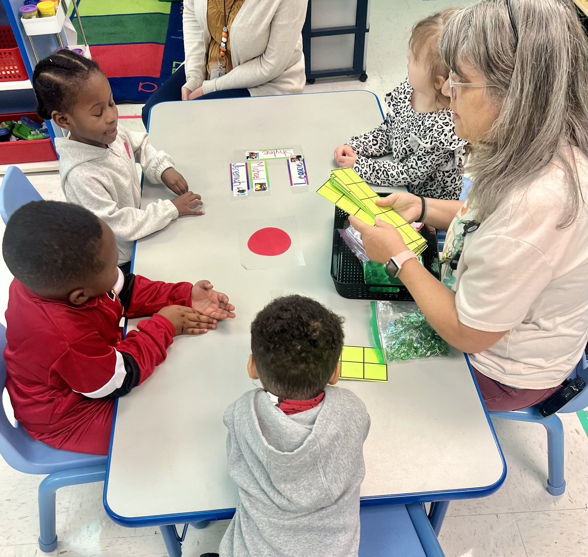 CarlenaSheeran's tweet photo. The #TinyTrojans in Sheri Coolidge’s #HCSPreschool classroom @NorthParkKids used their Ten Frames to count objects with one-to-one correspondence. 👫🏽 #HCSDifferenceMakers #HCSPreschool #MathematicalPractices #TenFrames https://t.co/OVlCoy5aNy