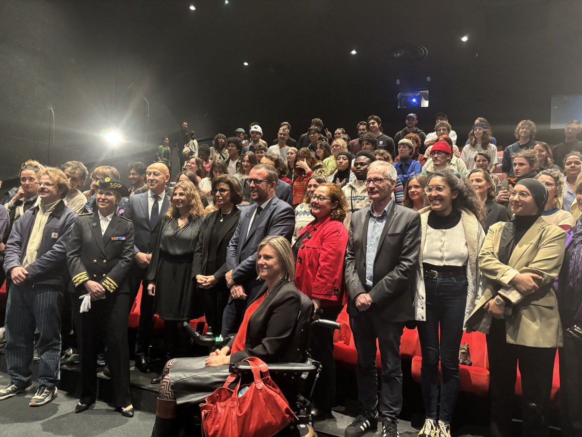 cvansty's tweet photo. Au lendemain de la remise du prix du @FestLumiere quel plaisir d’accueillir @datirachida pour lui présenter la @CineFabrique. Bien plus qu’une école de cinéma une fabrique de fraternité et d’humanité. Et ce n’est pas moi qui le dit ce sont les élèves qui en parlent le mieux ! https://t.co/lyRmXVC86Y