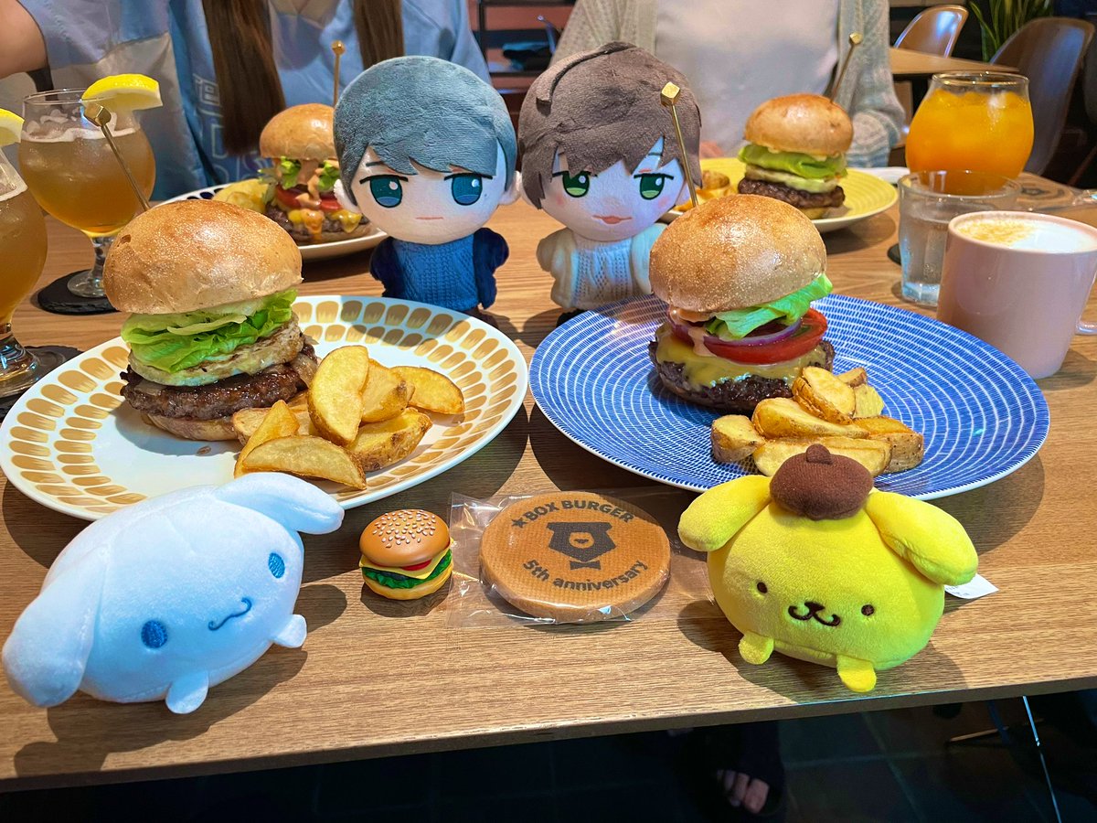 ilovekh1206's tweet photo. 彫刻の森の後は、
念願の #BOXBURGER さんへ🍔
とっても優しい店員さんに色々お話しを伺いながら圭くん遣都くんが食べたハンバーガーをいただきました!お肉がジューシーで最高に美味しかった😆✨ https://t.co/kzi5GhS7aL