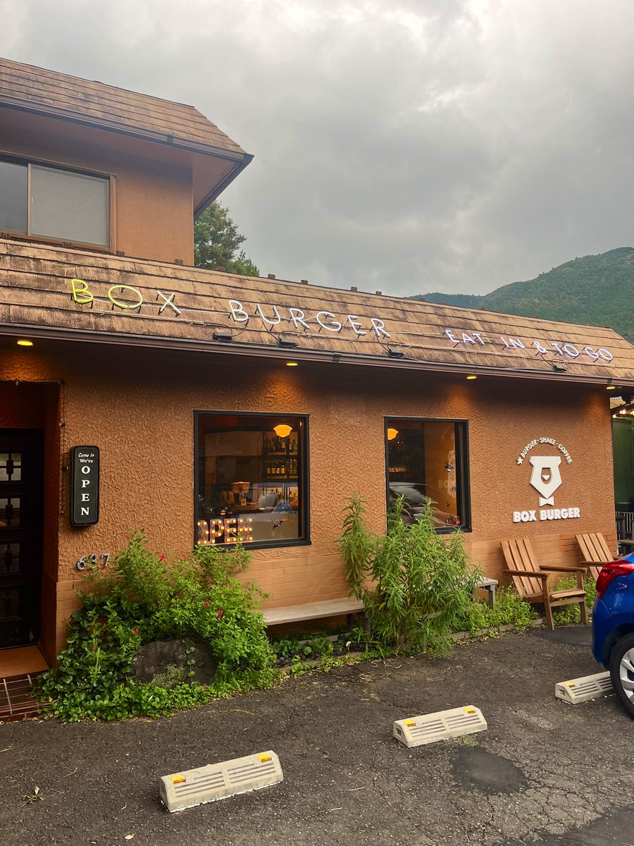 ilovekh1206's tweet photo. 彫刻の森の後は、
念願の #BOXBURGER さんへ🍔
とっても優しい店員さんに色々お話しを伺いながら圭くん遣都くんが食べたハンバーガーをいただきました!お肉がジューシーで最高に美味しかった😆✨ https://t.co/kzi5GhS7aL
