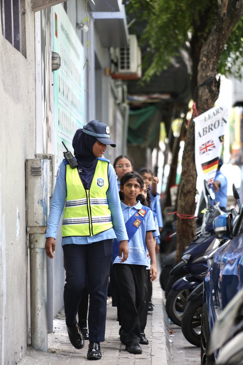 TrafficPoliceMv's tweet photo. އަޙްމަދިއްޔާ އިންޓަރނޭޝަނަލް ސްކޫލްގެ ލިޓުލްމެއިޑު ކުދިންގެ ހިޔަލަ ކޭންޕުގައި  ކުރިއަށް ގެންދިޔަ މަގުމަތީގެ ސަލާމަތާއި ރައްކާތެރިކަމާ  ގުޅޭ ސެޝަނުގެ ތެރެއިން ..މި ސެޝަނުގައި ޖުމްލަ 86 ދަރިވަރުން ބައިވެރި ވެފައިވޭ..
ރައްކާ2023 https://t.co/LL0SkBroHs