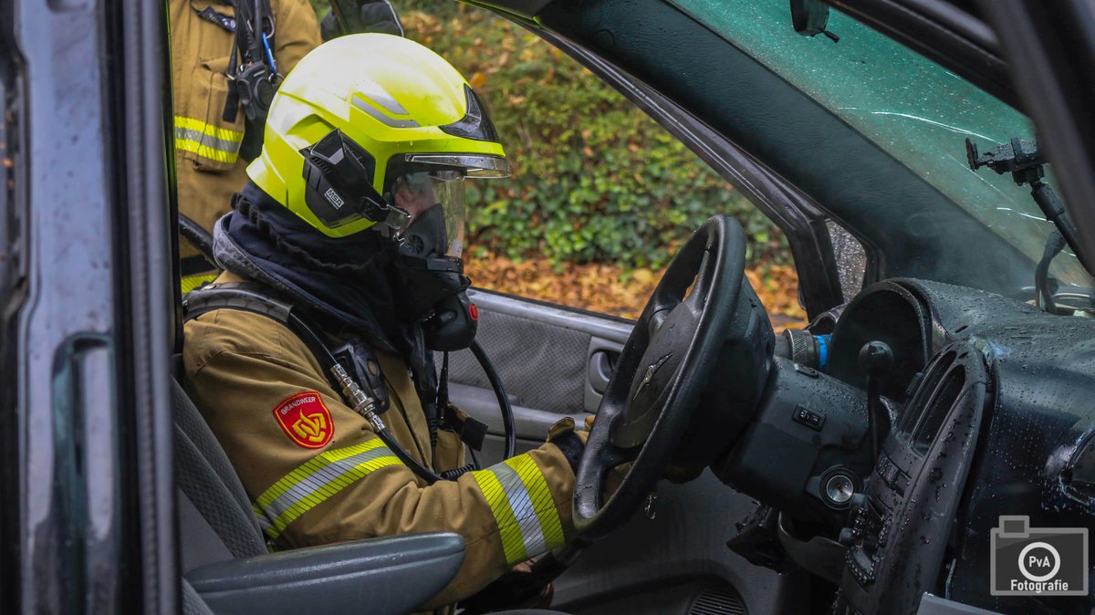 Auto zwaar beschadigd na brand