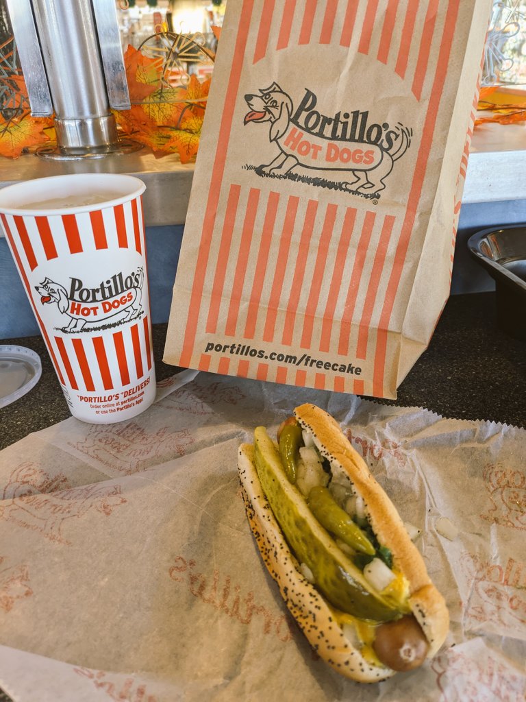 Spicy, tangy, juicy, and hot! And it was YUMMY!!🤤 at long last I got to try a true🌭
#ChicagoDogHoldtheTomatos