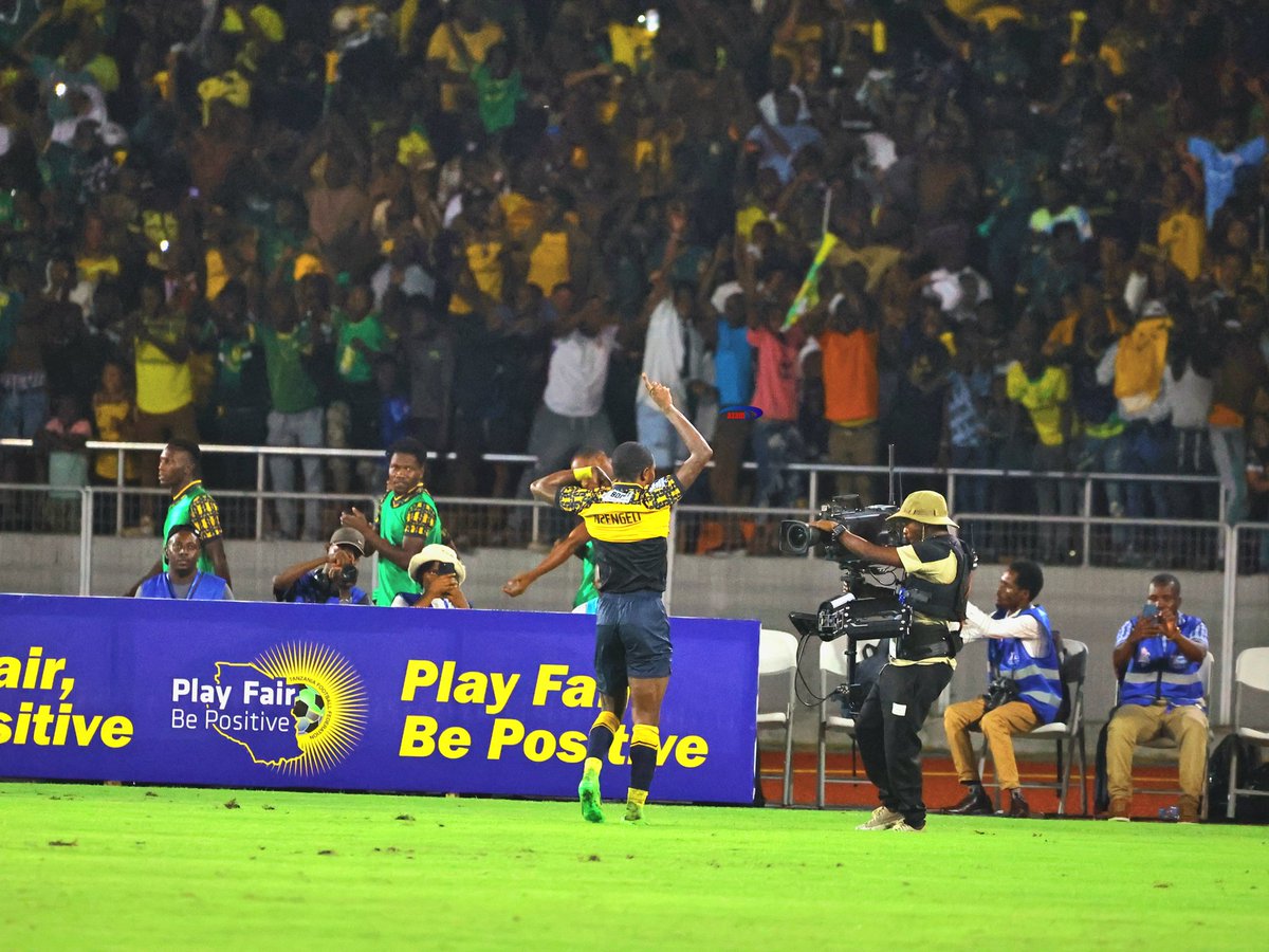azamtvtz's tweet photo. 90'' | #KariakooDerby
Simba 0-1 Yanga
LIVE #AzamSports1HD
#NBCPremierLeague #LigiKuuYaNBC #NBCPL #NBCPLUpdates #SisiNiSoka #KariakooDerby #WataniWaJadi #DerbyYaKariakoo #SimbaYanga #SimbaSC #YangaSC #HakunaKisingizio https://t.co/ZTDKkJhj2R