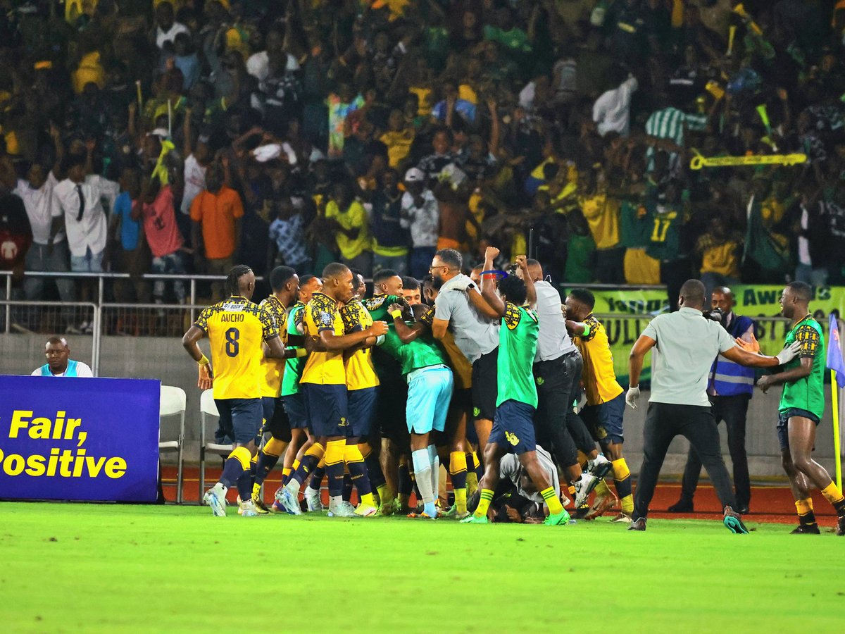 azamtvtz's tweet photo. 90'' | #KariakooDerby
Simba 0-1 Yanga
LIVE #AzamSports1HD
#NBCPremierLeague #LigiKuuYaNBC #NBCPL #NBCPLUpdates #SisiNiSoka #KariakooDerby #WataniWaJadi #DerbyYaKariakoo #SimbaYanga #SimbaSC #YangaSC #HakunaKisingizio https://t.co/ZTDKkJhj2R
