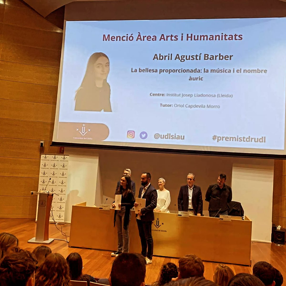 ins_lladonosa's tweet image. Felicitem a l'Abril Agustí, que ha rebut una menció d’honor als Premis de Treballs de Recerca 2024 de la Universitat de Lleida, en l’àrea d’arts i humanitats, pel seu treball titulat La bellesa proporcionada.
Sota la tutorització del professor Oriol Capdevila.
@UdL_info