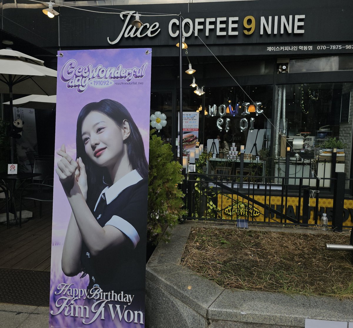 #김지원 생일카페 후기_🖊
[타래로 이어집니다]

- 제이스커피나인

오픈 때 들어가서 선착 특전도 운 좋게 받을 수 있었고, 분위기가 너무 좋았어요!! 나눔존에 굿즈들도 너무 예뻐서 이것저것 요리조리 봤어요🥹 카페도 넓은 편이라서 너무너무 편하게 있다가 갔습니다💜