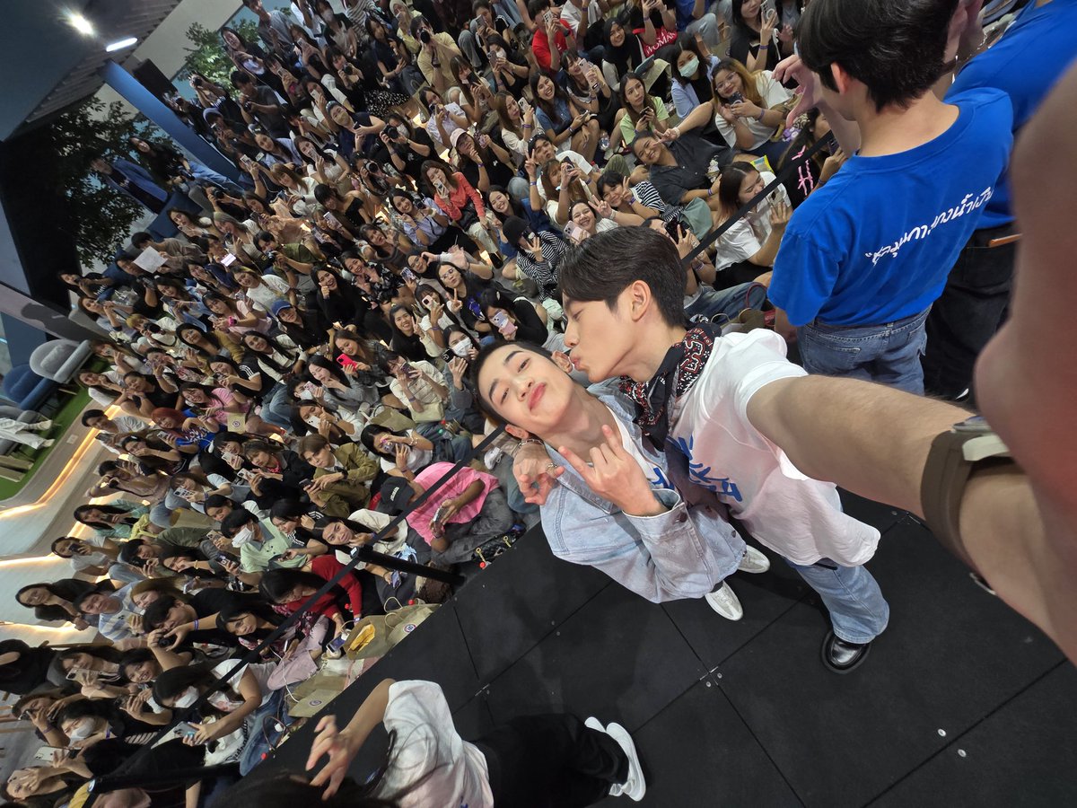 ขอบคุณทุกคนที่มาวันนี้กันนะค้าบ
ดีใจที่ได้เจอพี่ๆทุกคนน้าใครลงทะเบียนไม่ทันยังมีอีกวันหน้าคั้บ กลับบ้านดีๆนะค้าบอย่าตากฝนน้า แล้วเจอกันคั้บ😊🙏🏻💙🤍
(ปล.พึ่งลงเพราะพึ่งชาร์จแบต)