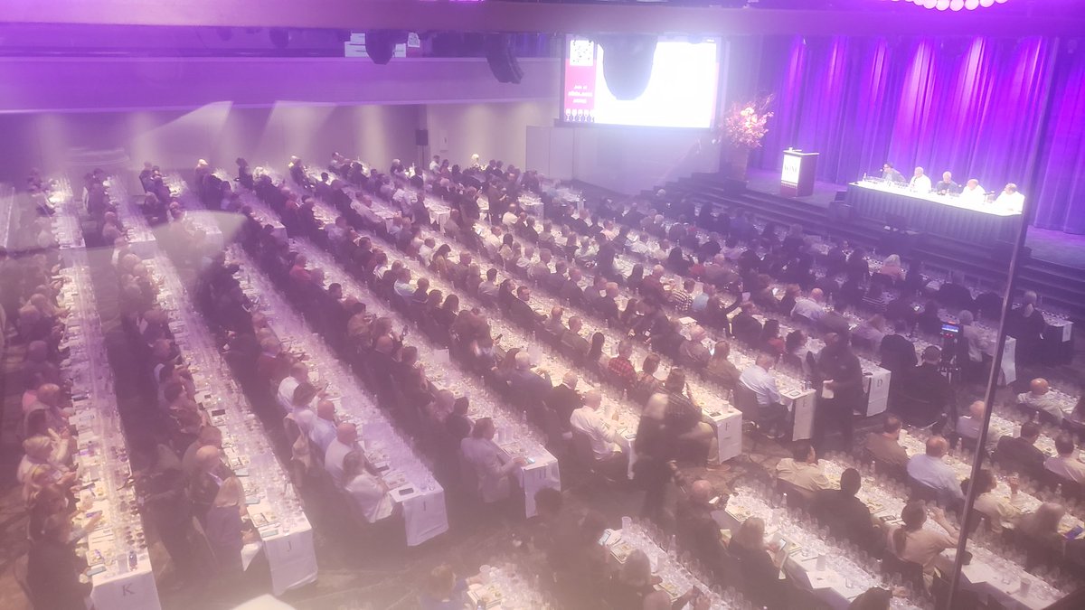 WineSpectator's tweet image. The audience is voting on the first #wine pairings at the 2024 Chefs&apos; Challenge at @WineSpectator&apos;s New York Wine Experience. #chefschallenge #chefs @Emeril @chefjoseandres @ericripert @dhmeyer
