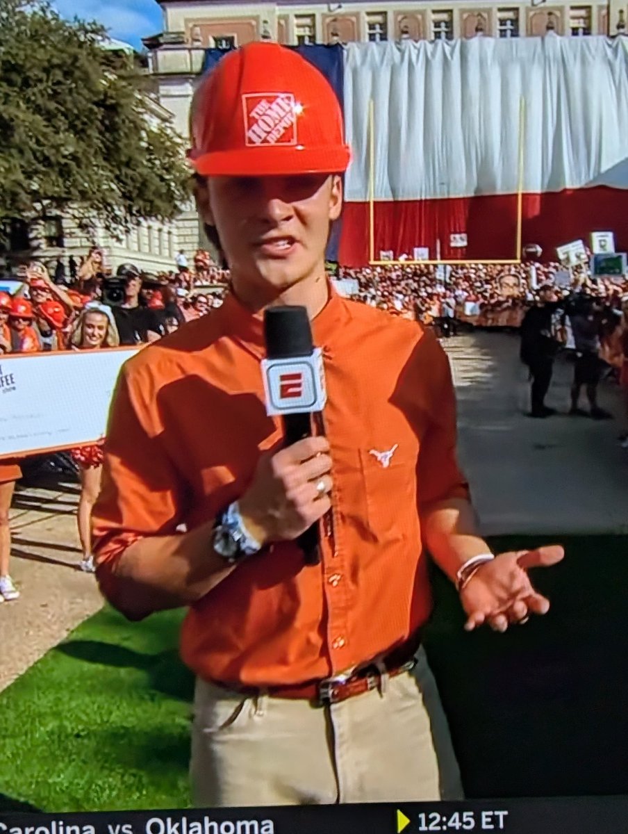 MattMMXI's tweet photo. Pat McAfee's @CollegeGameDay Kicking Contest:
✅ Lucas made his kick at Texas A&amp;M
❌ Max missed his kick today in Austin

I think this should count for one point in the Lone Star Showdown standings: https://t.co/DuoSM7mBdk https://t.co/ViTjx9tK7D