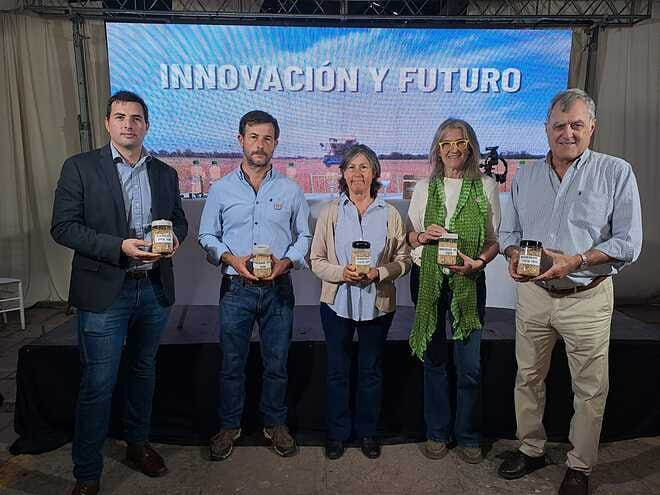 puesterosradio's tweet photo. 🚨#AHORA 🗣️#ENTREVISTA
🍲Se presentó una variedad de avena sin gluten en la región
👩Dialogamos con Natalia Carrasco, directora de la chacra experimental lntegrada Barrow (MDA-INTA)
👂Acompañanos en #Puesteros hasta las 13 por https://t.co/ypiFOk9E13 https://t.co/XMGzpH0YVd