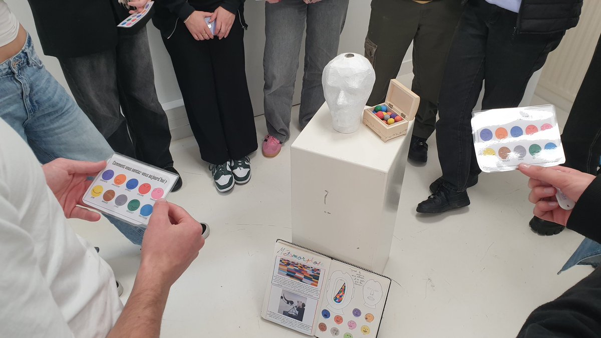 Premier rendu des productions abouties pour les Terminales spécialité Arts plastiques. L'occasion d'exposer leur travail en salle blanche et d'expliquer leur démarche, leurs intentions aux autres...