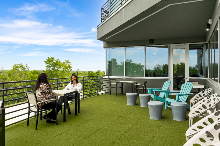 VX_GrapevineDFW's tweet photo. Escape the ordinary this weekend! ☀️ Enjoy the fresh air and sunshine while you work or connect with others in our beautiful outdoor space. Venture X DFW North Grapevine offers the perfect blend of productivity and relaxation. #weekendvibes #outdoors #coworking #grapevine... https://t.co/8wNjFhXZtt