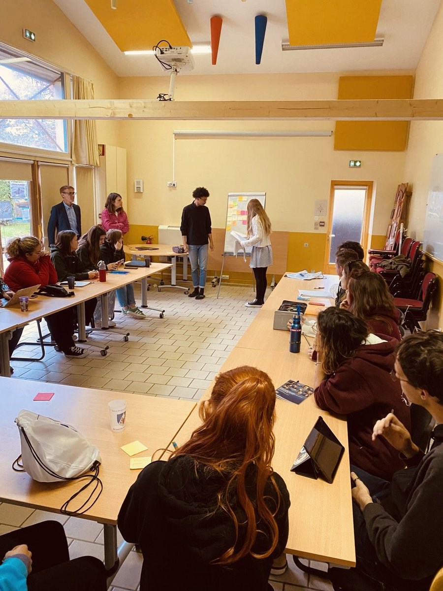 ReseauInspe's tweet image. Riches échanges aujourd’hui avec des étudiants en parcours enseignement autour de la formation initiale des enseignants et des CPE. 
Les étudiants ont pu présenter leur formation idéale : licence, master, stages et concours. 
Merci à @fede_afnee pour cette invitation.