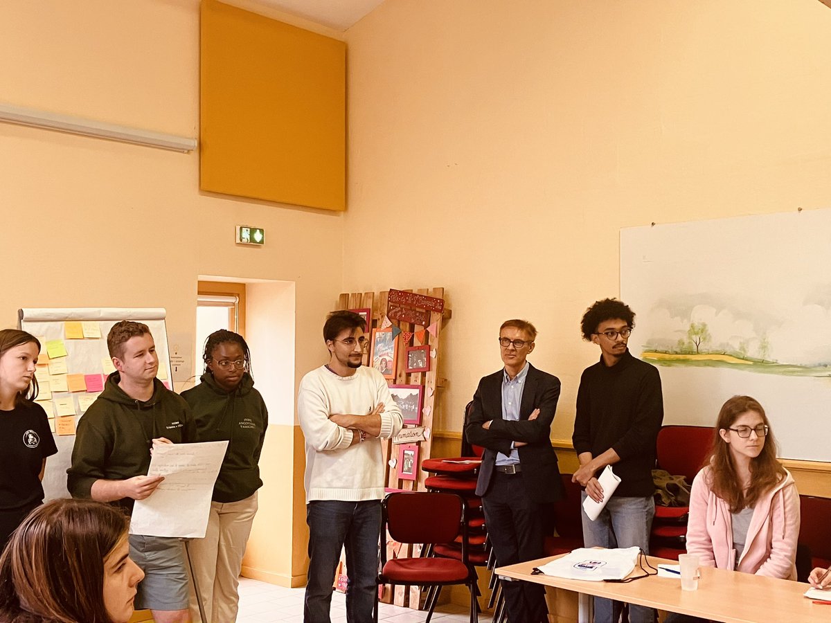 ReseauInspe's tweet image. Riches échanges aujourd’hui avec des étudiants en parcours enseignement autour de la formation initiale des enseignants et des CPE. 
Les étudiants ont pu présenter leur formation idéale : licence, master, stages et concours. 
Merci à @fede_afnee pour cette invitation.