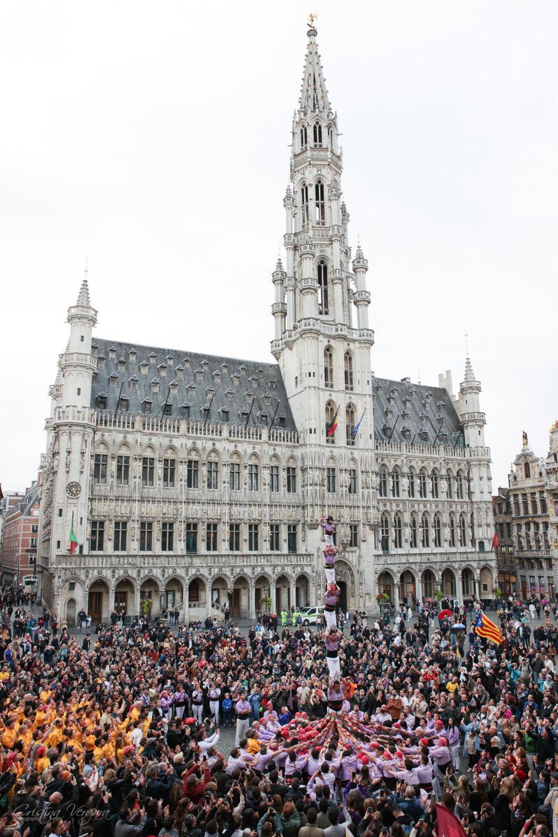 Colla Jove de Tarragona (@jovedetarragona) on Twitter photo I completem el primer pilar de 6 que es veu a la capital d'Europa! #CastellsInBrussels
<a href="/cveventphoto/">CV_eventphotography</a>
#AllòQueVolem #castells I completem el primer pilar de 6 que es veu a la capital d'Europa! #CastellsInBrussels
<a href="/cveventphoto/">CV_eventphotography</a>
#AllòQueVolem #castells