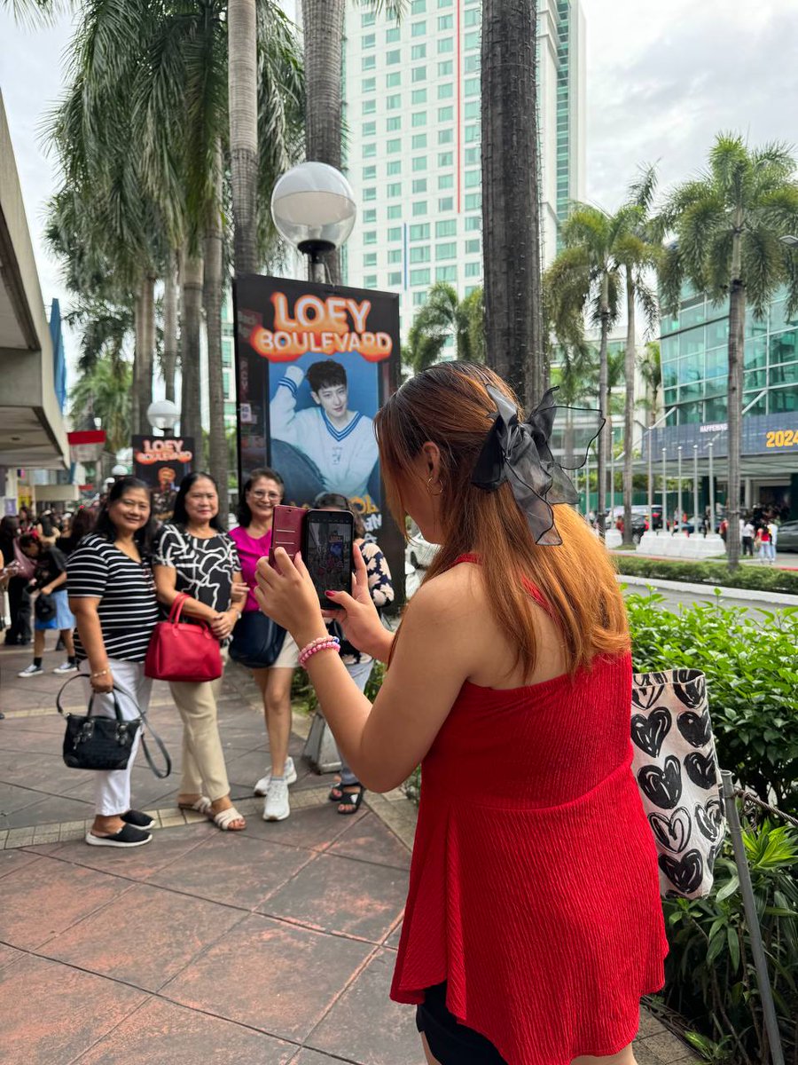 yehetfied's tweet photo. THEY ARE SOOOOO CUTE 🥹🫶🏻 sila sila lang daw ang nanood ahahhaha i hope na-enjoy din nila as much as we all do! 😋

#CityScapeInManila #CHANYEOL @weareoneEXO https://t.co/CzOwxaLi2C