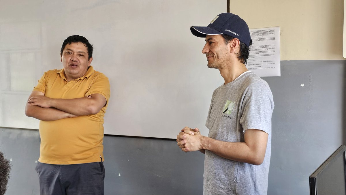 OSM_Colombia's tweet photo. Hoy desde el Colegio Saleciano de #Duitama, se socializan avances de los proyectos que lidera @leoguti y su equipo de jóvenes maperos en georreferenciación transporte público en varios países del mundo. Participan @angoca, @juanchopolas1, @javiersneider y varios miembros #OSM https://t.co/g7cXRuwgDE