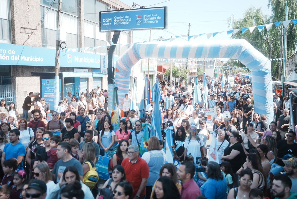 ¡Muy feliz cumpleaños para la ciudad de Llavallol! 🏘️🎊 Estamos celebrando sus 50 años en comunidad en la esquina de El Rosedal y Luzuriaga, acompañando el tradicional desfile de instituciones. 

Una alegría inmensa compartir esta jornada junto a cientos de familias y vecinos ❤️