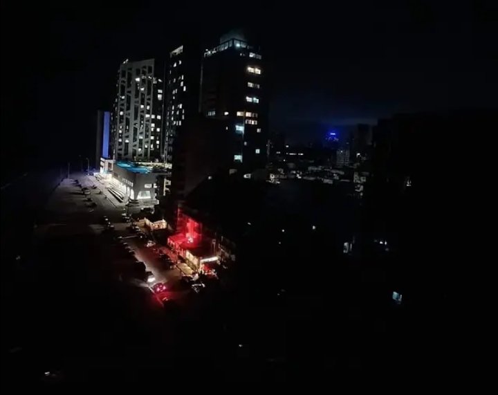 Libertad12021's tweet photo. Los hoteles alumbrados y los niños durmiendo en las calles. Eso no es forma de vivir. A las calles a pedir libertad y salvar la vida de sus hijos. 
#CubaPaLaCalle #Cuba https://t.co/bB1wpdwZc6