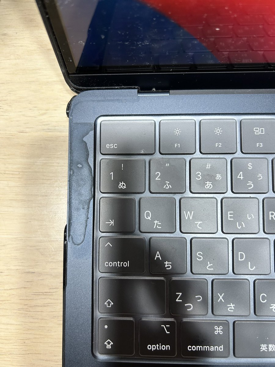 hiirocos's tweet photo. 家に帰ったらUSBポートからめっちゃ水が出てたんだけどこれは何？
USBポート認識しなくて詰んだ😭 https://t.co/fSZVaTIC4H
