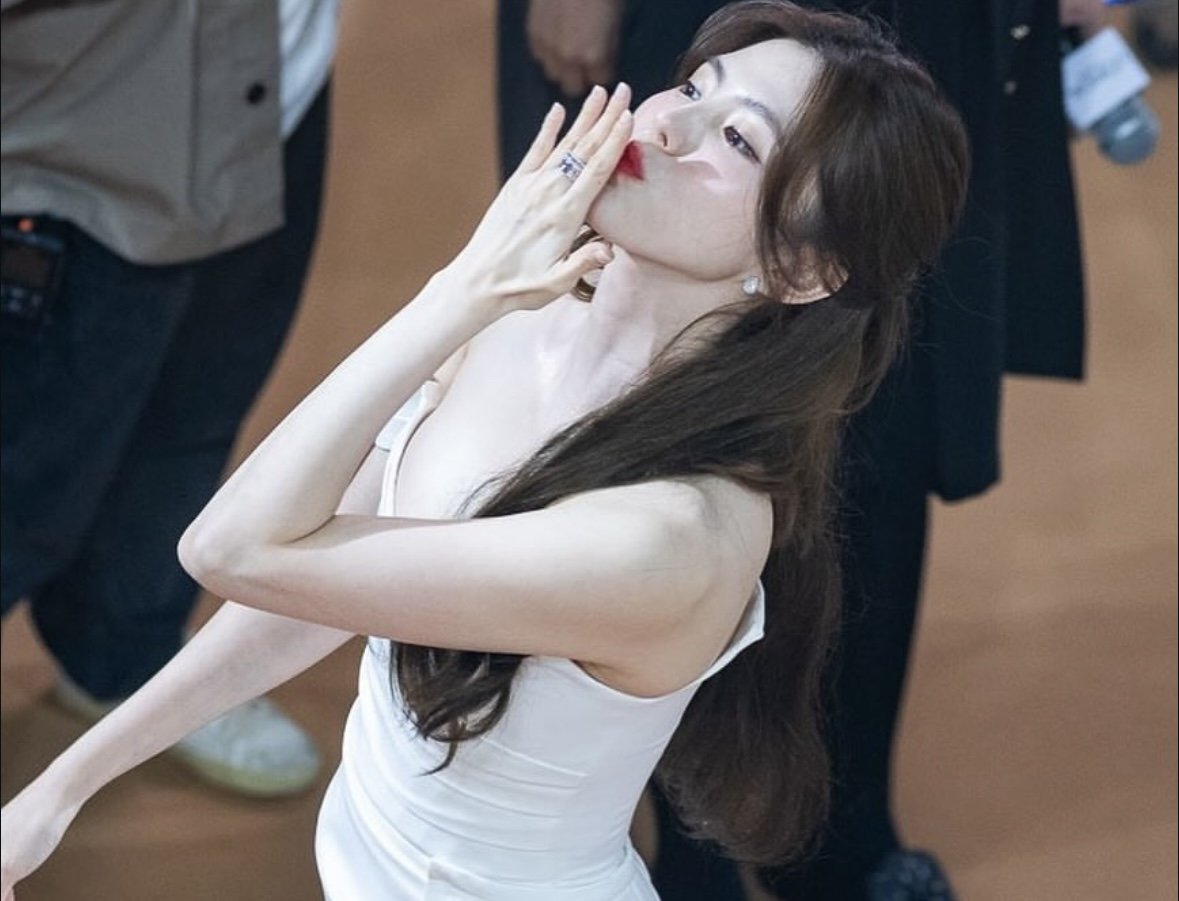 soxes's tweet photo. ㅤ
#IVORYSH #Hansohee
Wrapped in ivory,
she smiles and waves —
yet behind that grace,
a whisper echoes in
her mind:
ㅤㅤㅤㅤㅤㅤㅤ⠀ⓘ .. 'They see my smile,
ㅤㅤㅤㅤㅤㅤㅤㅤㅤㅤ but never the storm
ㅤㅤㅤㅤㅤㅤㅤㅤㅤㅤ beneath.'
ㅤ https://t.co/5FtyjvmyRh
